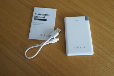 【50%割引コード有】dodocool 2500mAh モバイルバッテリー 軽くて薄いiPhone用アダプタ付き