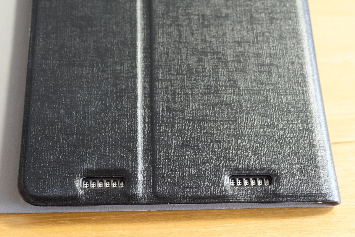 Xiaomi Mipad 2用　Bluetoothキーボードはスピーカーの穴もしっかり開いてますという参考写真