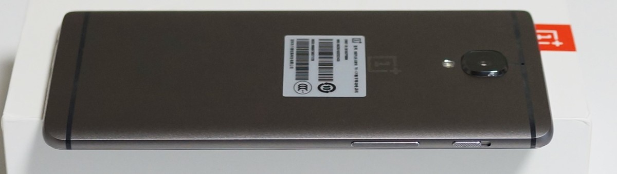 OnePlus 3T レビュー　左側面の写真、物理ボタンの機能の説明と背面カメラの突起具合の参考画像