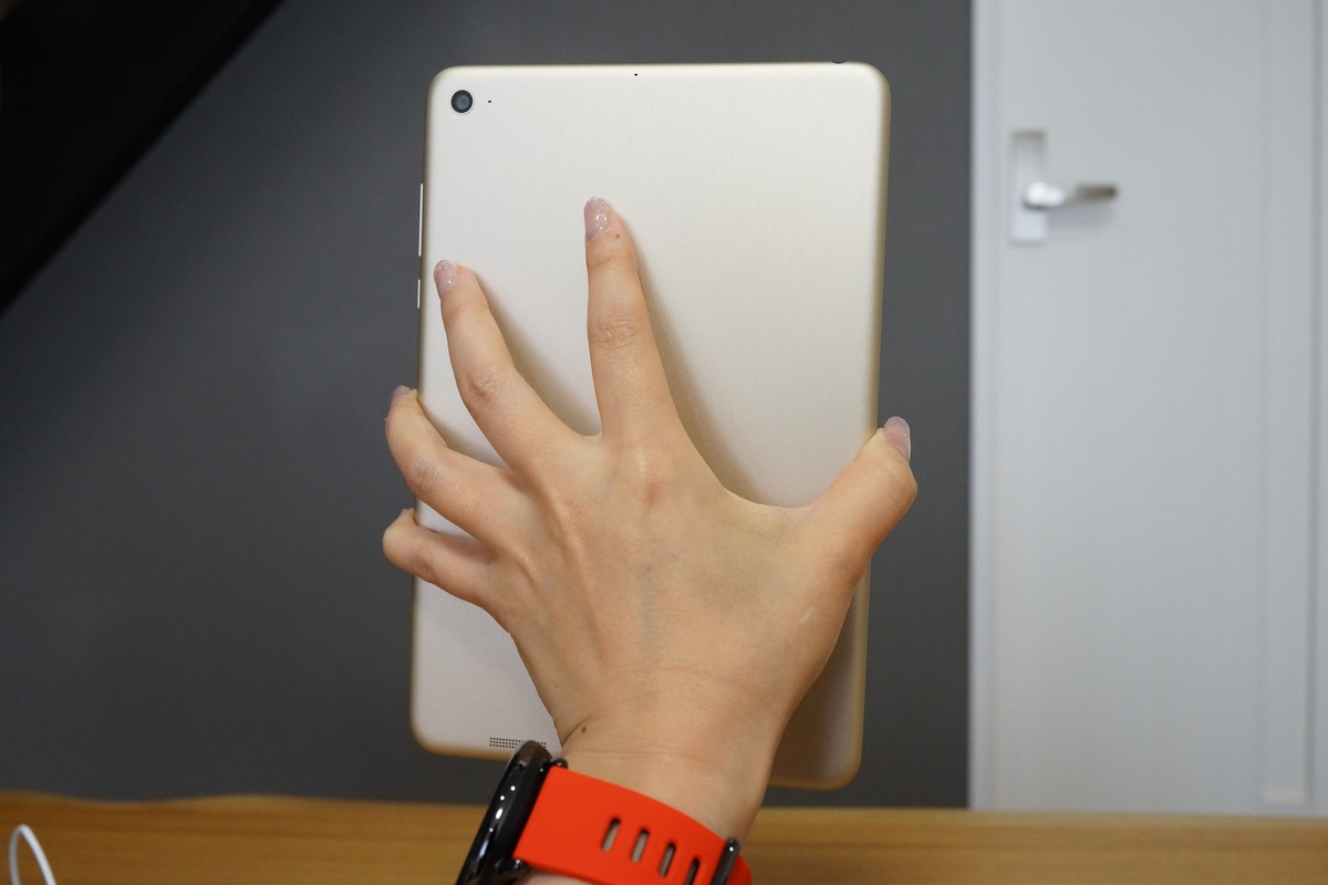 Xiaomi Mipadの大きさ 3手に持ったところの参考画像