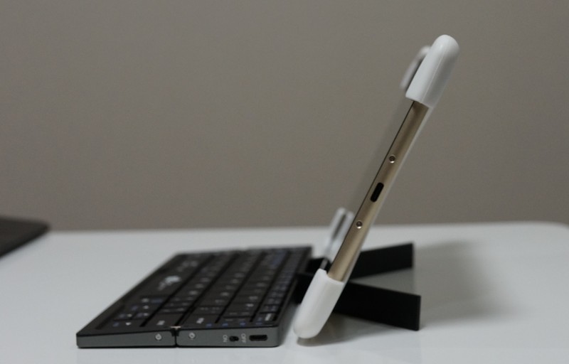 EC Technology Bluetooth 薄く折れて筆箱みたいに縦に長細くなるキーボード