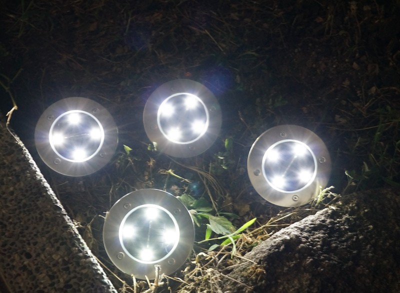 Tomshine 埋め込み式 LEDソーラーガーデンライトレビュー  屋外での使用の参考写真点灯後の様子