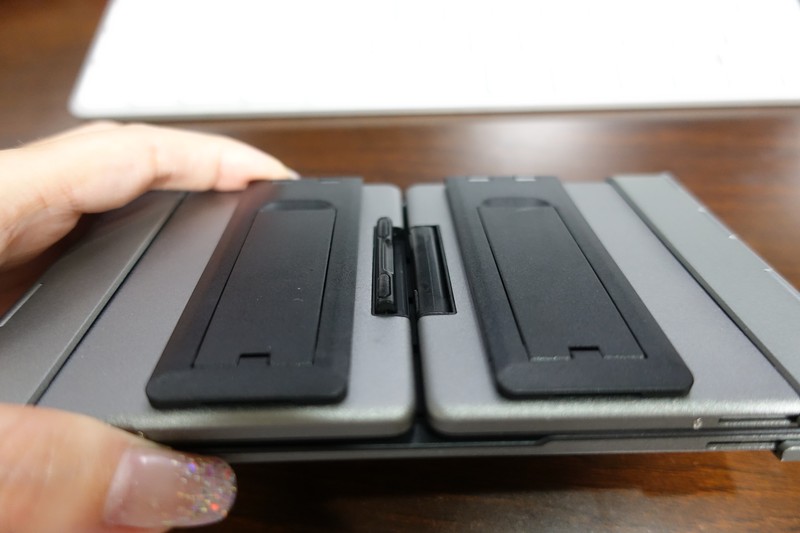 タッチパット付きの3つ折りコンパクトなキーボード