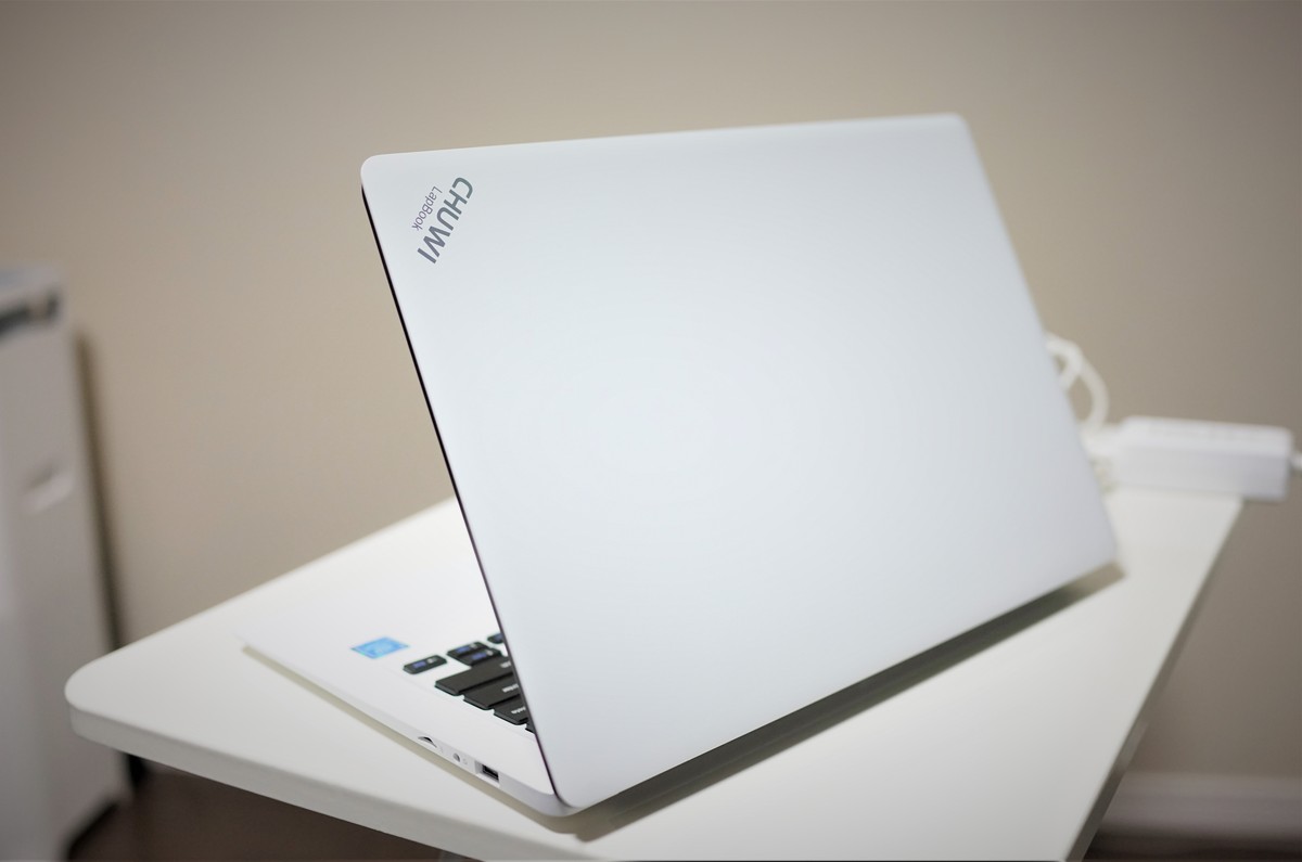 CHUWI LapBook 14.1　外観参考写真写真
