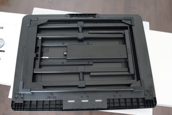 テーブルに置くだけで立位でパソコン操作ができるFengeのガス昇降式スタンディングデスクレビュー