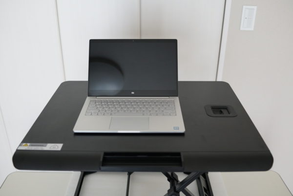 テーブルに置くだけで立位でパソコン操作ができるFengeのガス昇降式スタンディングデスクレビュー