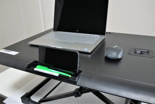 テーブルに置くだけで立位でも座位でもパソコン操作ができるFengeのガス昇降式デスクレビュー