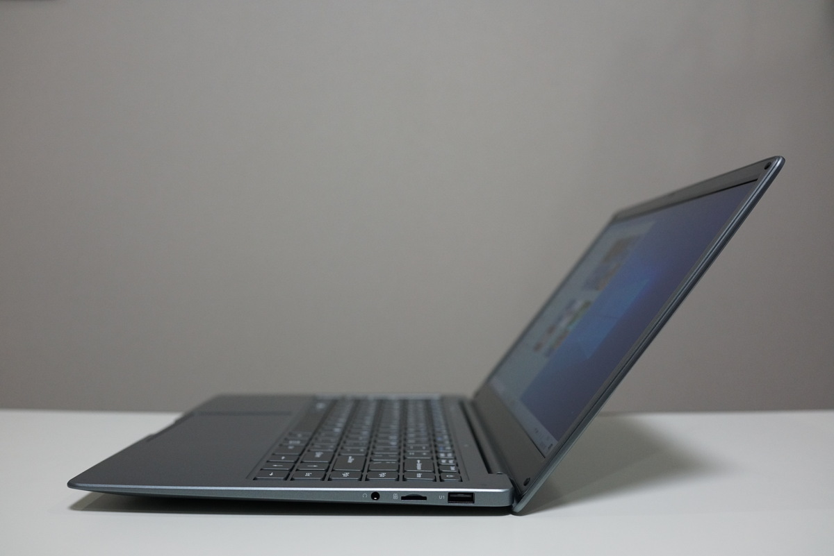 Jumper EZbook S5 レビュー　ディスプレイは130度開閉
