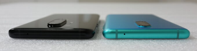 Oneplus 8（ブルー）とOneplus 8 PRO（ブラック）の比較