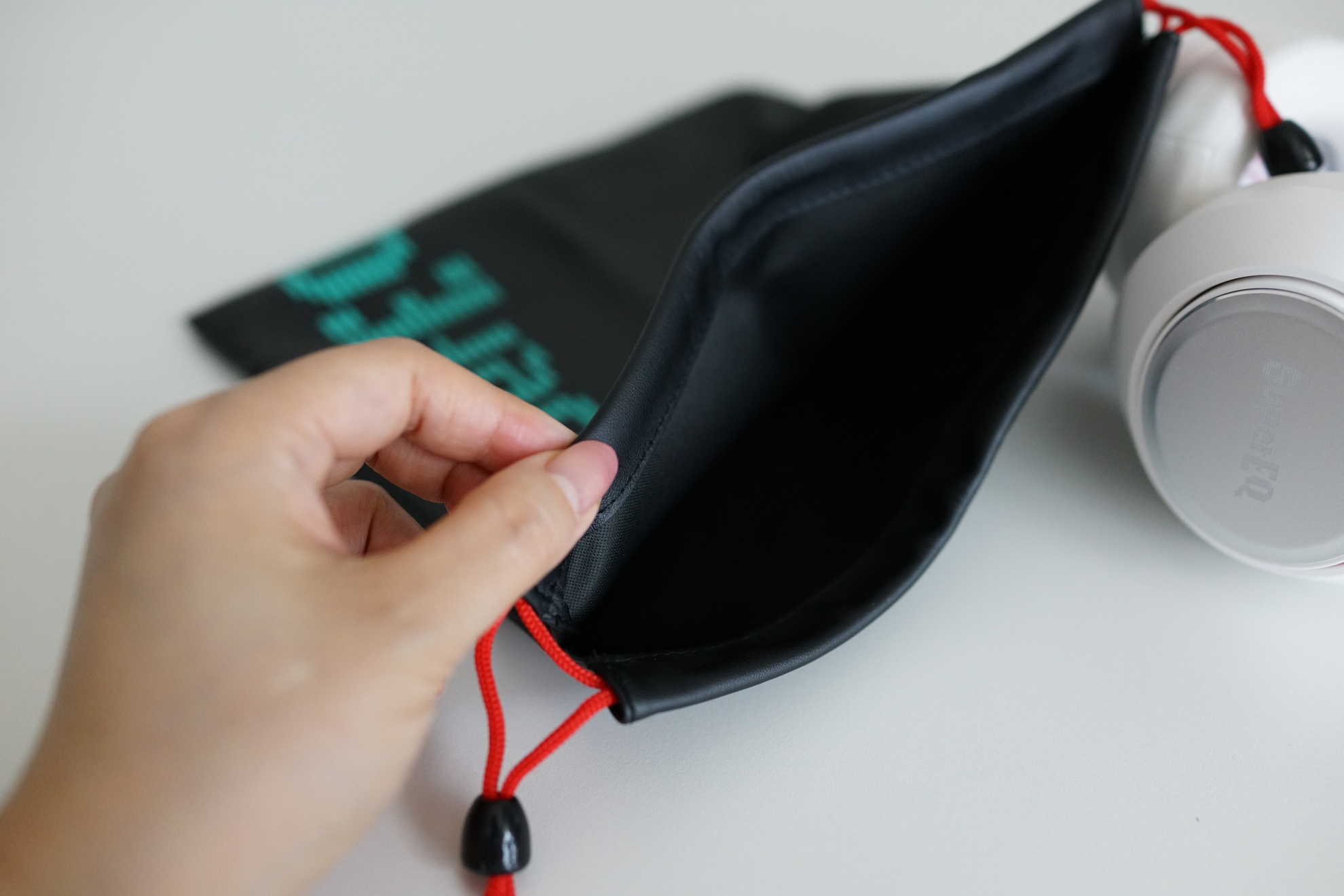 SuperEQ S1 Bluetoothヘッドフォンレビュー　収納袋の素材