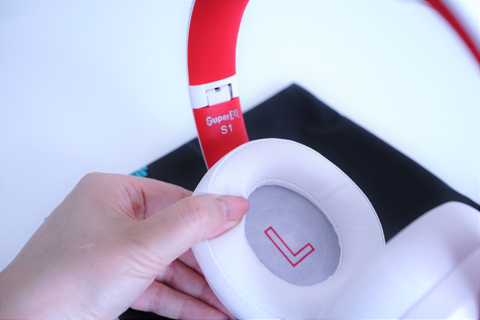 SuperEQ S1 Bluetoothヘッドフォンレビュー　イヤーパットはふかふかで気持ちいい