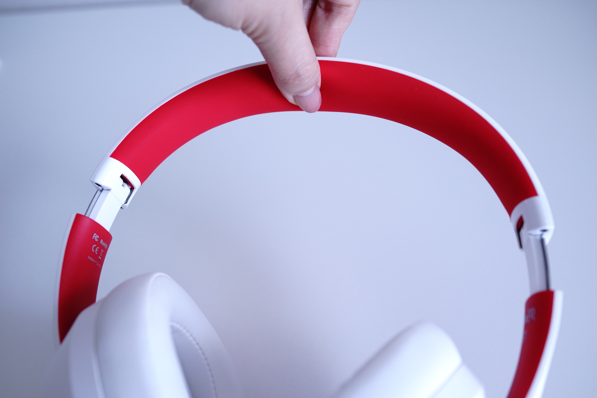SuperEQ S1 Bluetoothヘッドフォンレビュー　イヤーパットはふかふかで気持ちいい