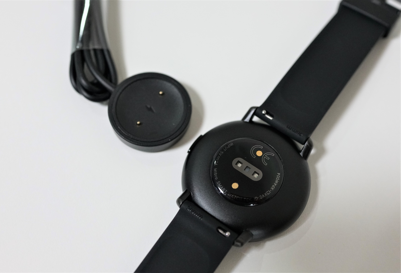 Mibro Lite レビュー　充電はマグネット式