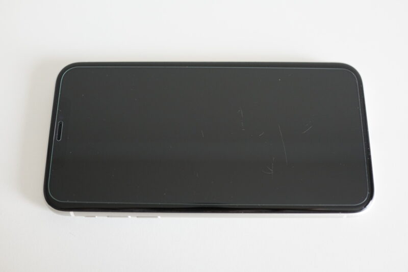 にこスマのiPhone 中古Cグレードの画面の傷修復前の状態